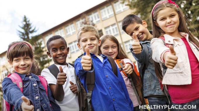 ADHD-laste jaoks võib suvepuhkuselt kooli naasmine olla keeruline üleminek. Hankige näpunäiteid oma lapse ADHD-le aitamiseks saidil HealthyPlace.