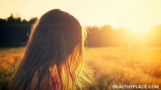 Suvine ärevus on tõeline. Õppige nelja põhjust, miks suvi võib ärevust tekitada, ja kasutage neid teadmisi, et aidata HealthyPlace'is suveärevust ennetada.