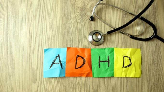 ADHD tähelepanupuudulikkuse hüperaktiivsuse häire lühend, mis on käsitsi kirjutatud stetoskoobiga kleepuvatele märkmetele