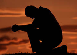 mees palvetab-ühes-põlves