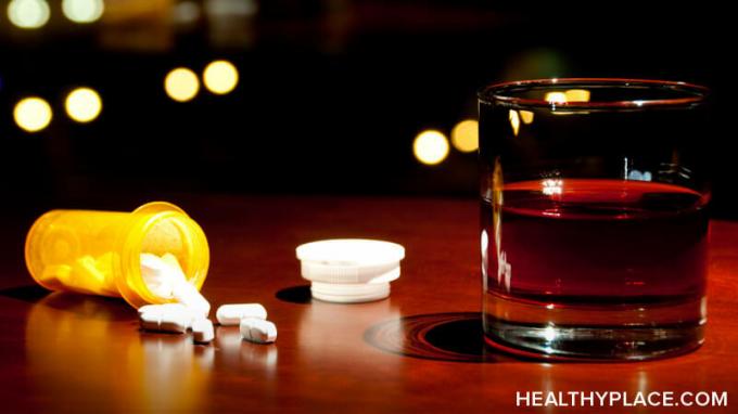Opioidid ja alkohol on ohtlik kombinatsioon. Avastage, miks opioidide ja alkoholi segamine võib teid tõesti segadusse ajada ja isegi tappa. Üksikasjad HealthyPlace'i kohta.