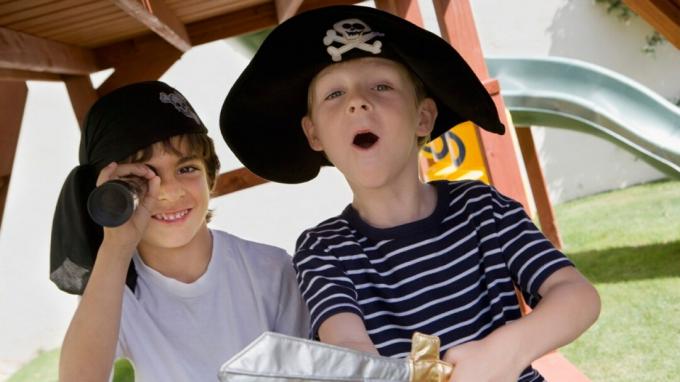 Kaks ADHD-ga poissi mängisid kostüümides mänguväljakul piraate