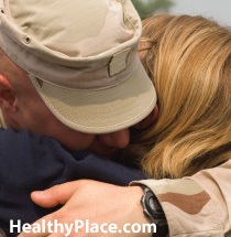PTSD-ga võitlevate veteranide abikaasad võivad oma partneri sümptomite tõttu PTSD-d omaette kogeda. Siit saate teada sekundaarse traumaatilise stressi kohta.
