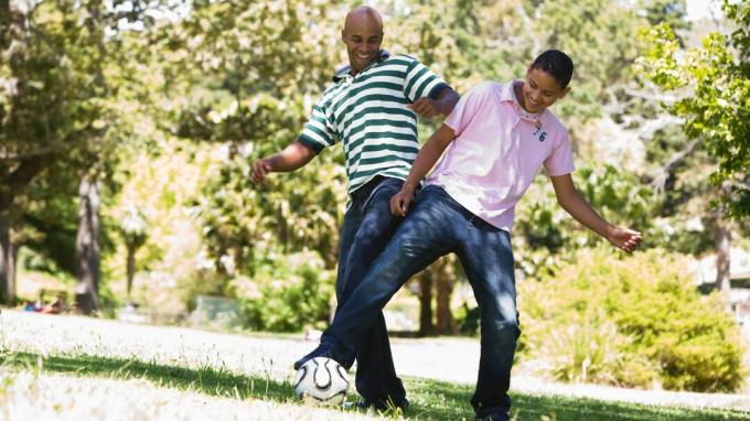 Isa, kes vanandab oma teismelise, mängides lõbusat jalgpallimängu